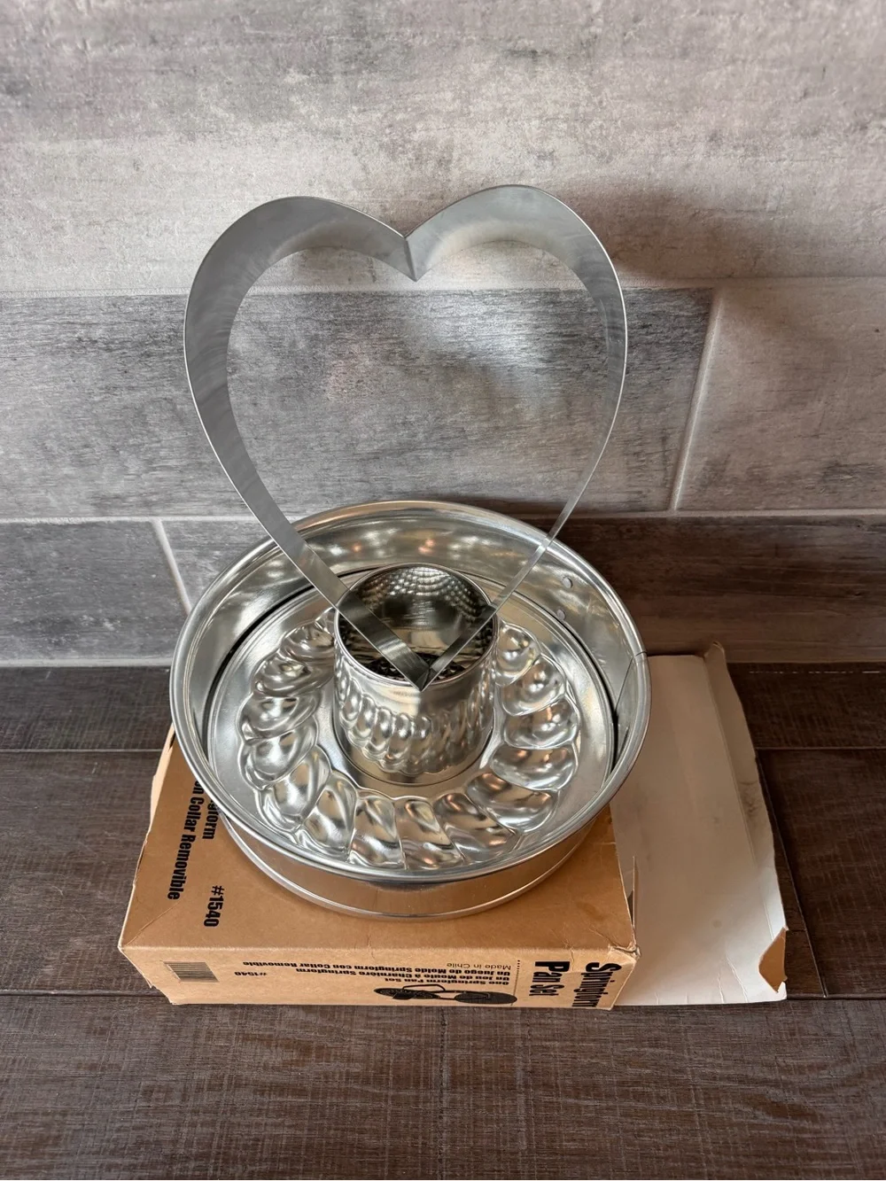 The Pampered Chef 1540 Round Non-Stick Springform Pan Set Heart Included